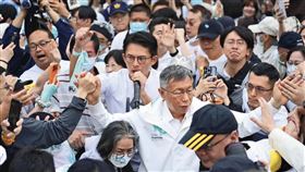 柯文哲一審遭重判後，在凱道集會喚民眾加入民眾黨，意在凝聚基本盤、穩住小草不潰散。（民眾黨提供）