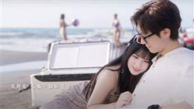 去年俐蓁與范姜彥豐在MV中飾演情侶，有不少親密戲碼。（圖／翻攝自YT）