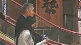 王文洋（左）與新女友（右）日前在商場逛街，兩人並肩，據悉已帶回家和王家人見面。（讀者提供）