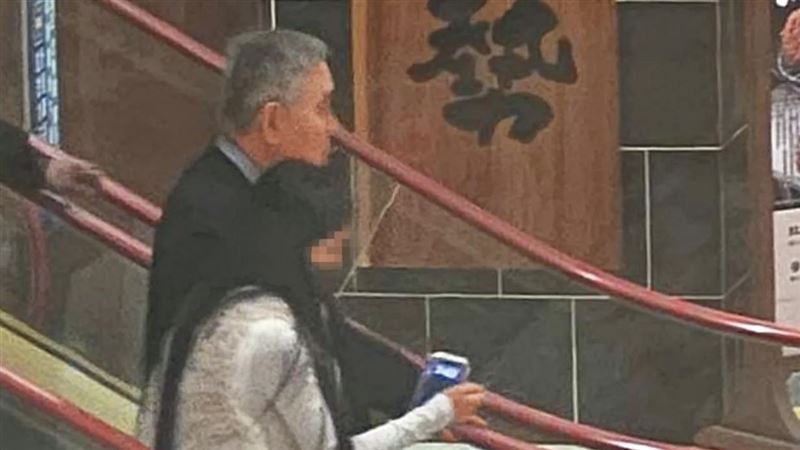 直擊美食街約會!王文洋再戀小54歲女大生