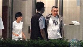 柯文哲（右）與貼身帳房許芷瑜（橘子，左），多次和沈慶京密會。