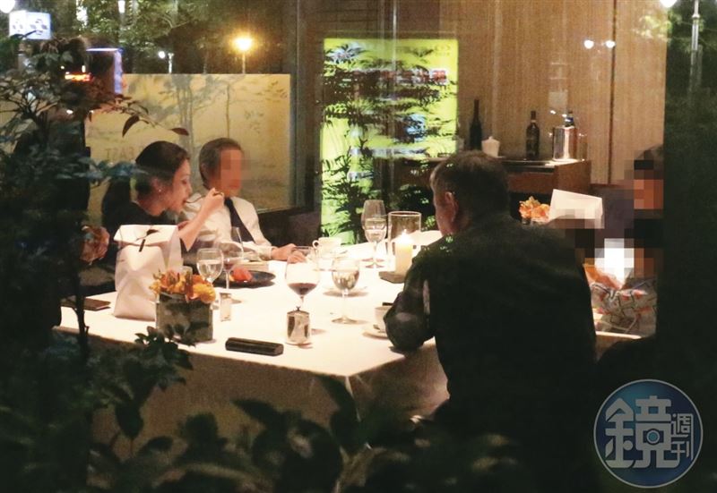 本刊曾直擊麻衣（左一）返台，帶著父親、兒子與王文洋（右一）聚餐