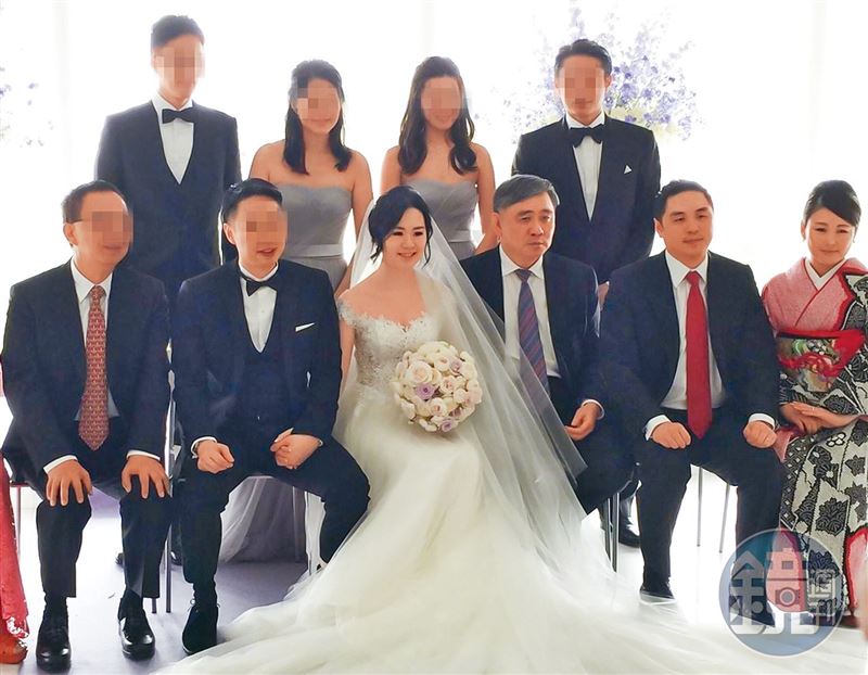 2018年王文洋女兒王思涵（前排右四）與前夫黃建維（前排左二）結婚，由王文洋（前排右三）主婚；兒子王泉仁（前排右二）與麻衣（前排右一）後續也以離婚收場。（讀者提供）