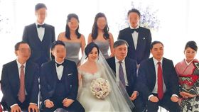 2018年王文洋女兒王思涵（前排右四）與前夫黃建維（前排左二）結婚，由王文洋（前排右三）主婚；兒子王泉仁（前排右二）與麻衣（前排右一）後續也以離婚收場。（讀者提供）