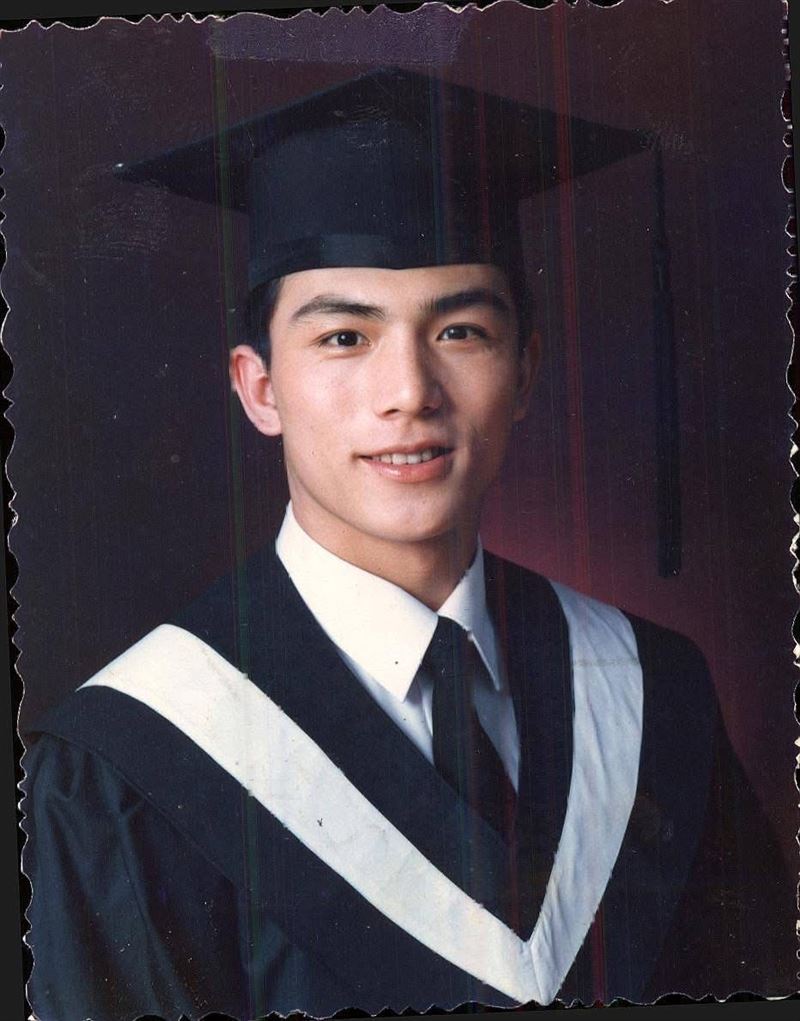 凌子楚借東風親自回應，學士照還被照相館拿來當廣告，歷久不衰，直到歇業前仍高掛展示。（圖／翻攝自凌子楚臉書）