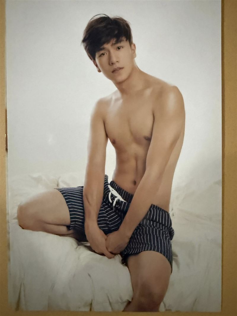 寫真集大多採募資與預購模式銷售，一旦上市，馬上搶購一空。（圖／翻攝自凌子楚臉書）