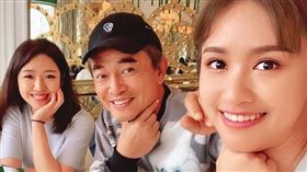 吳宗憲（中）的大女兒吳姍儒（右）及二女兒Vivian（左）都相當優秀，不僅擁高學歷，也在各自領域發光發熱。（翻攝自吳宗憲臉書）