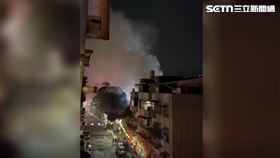 北市中古車行火警！「濃煙竄天」嚇壞在地人。（圖／翻攝畫面）