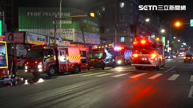 北市中古車行晚間突然竄火，出動18輛消防車。（圖／翻攝畫面）