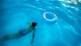 一名3歲童被泳池排水口吸住重傷。（示意圖／Pexels）