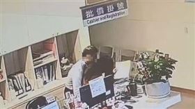 狼醫，重光醫院副院長，診所，強行摟抱女員工,伸鹹豬手,除夕(圖／翻攝自記者爆料網)