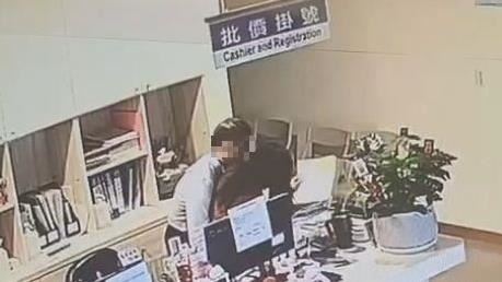 名醫涉強抱診所女員工!綠議員曝最新進度