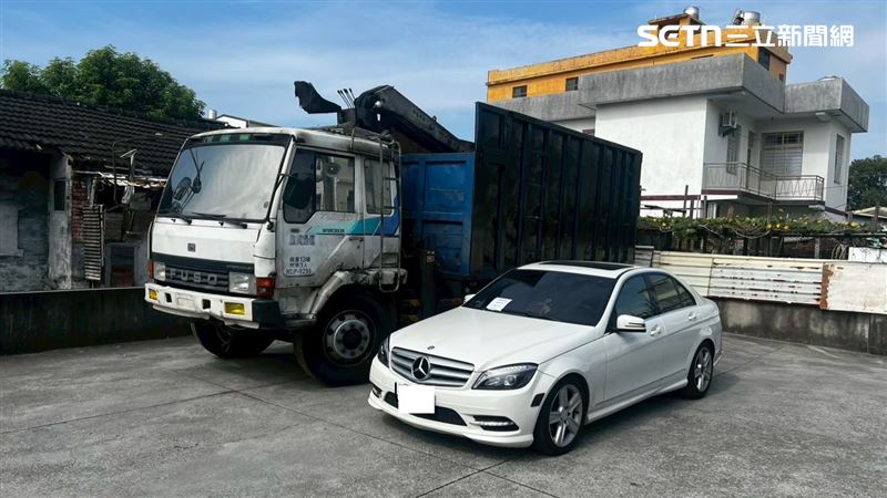 檢方沒收扣案的多輛運輸車輛。（圖／翻攝畫面）