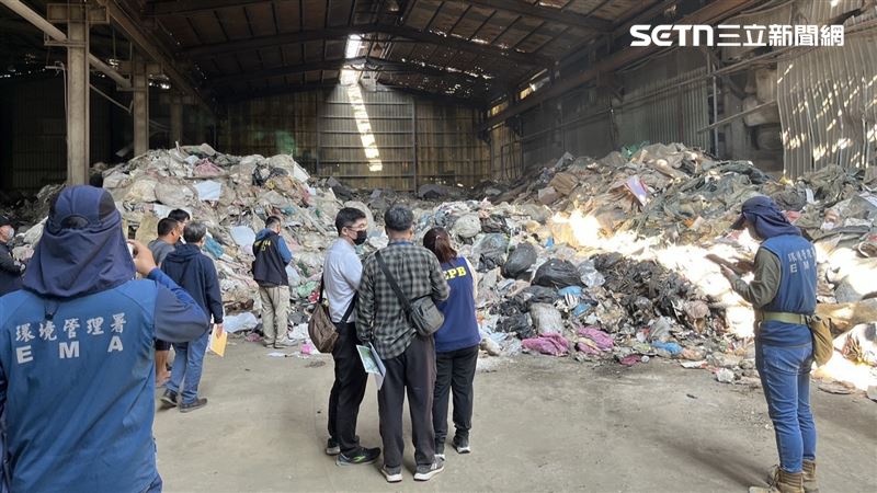 高雄市岡山區碧紅里里長李有財及兒子，假借合法廢棄物清運公司名義，大量收受廢棄物非法棄置。（圖／翻攝畫面）