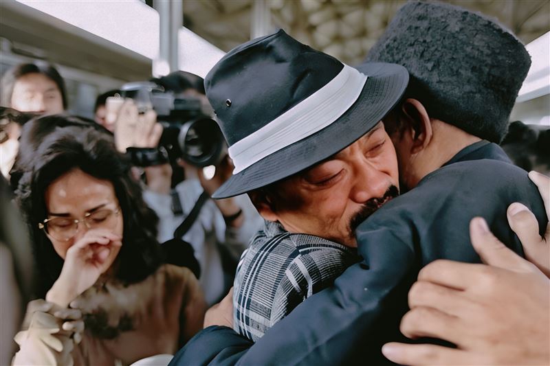 凌峰與大舅重逢擁抱。(圖/台灣優質生命協會提供)