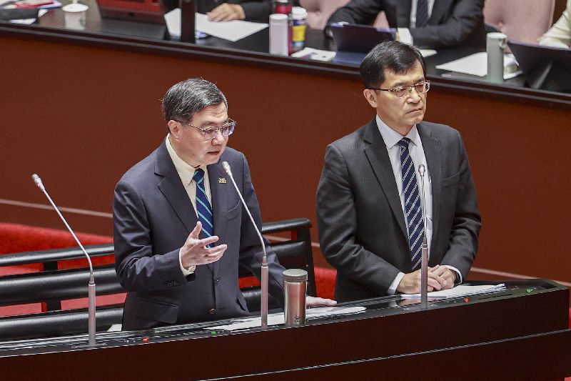 立法院會31日繼續進行施政總質詢，行政院長卓榮泰（左）與經濟部次長何晉滄（右）列席備詢，回應立委詢問能源等相關議題。（圖／中央社）