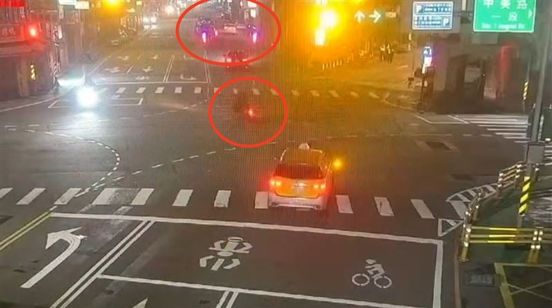 摩托車見前方臨檢絲滑左轉,最終仍被警方攔下。(圖/翻攝畫面)