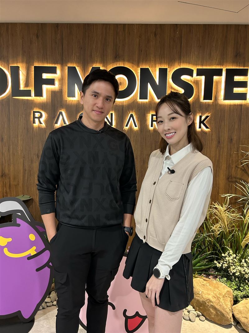 夏語心（右）自爆是高爾夫球狂熱份子。（圖／17LIVE提供）