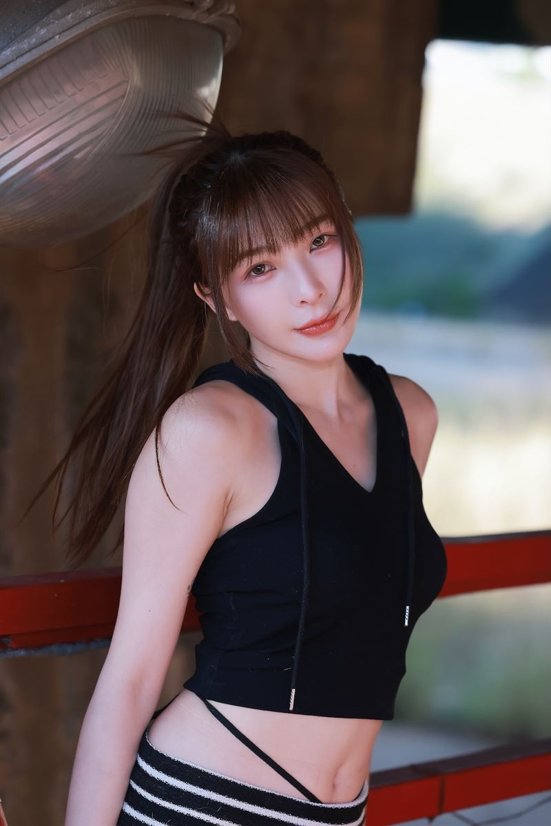 啦啦隊女神林可參加新節目變身高爾夫新手。（圖／17LIVE提供）