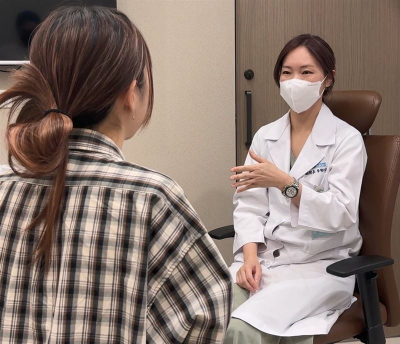 李郁佳中醫師說明月經來時的迷思。(圖/李郁佳中醫師提供)