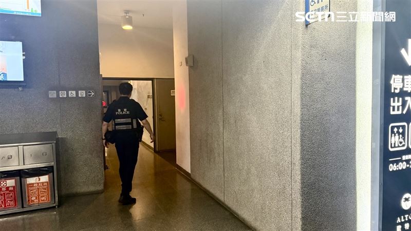 大東文化藝術中心近日接連發生污水管堵塞,導致1樓廁所被迫禁用,元兇竟是針頭。(圖/翻攝畫面)