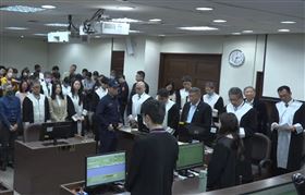 ▲當聽到審判長念收賄罪13年有期徒刑，合併應執行期17年等語，原本嘴角上揚的柯文哲，嘴角漸漸往下。（圖／翻攝自台北地方法院YouTube頻道）