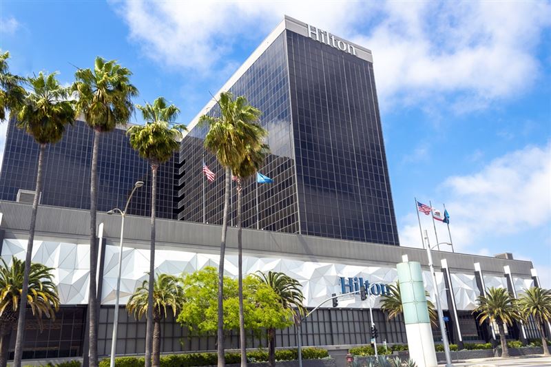 【門票＋機加酒】套票搭配中華航空直飛航班與精選星級飯店，歌迷的追星之旅更加省心，圖為洛杉磯機場希爾頓酒店。（圖／易遊網提供）