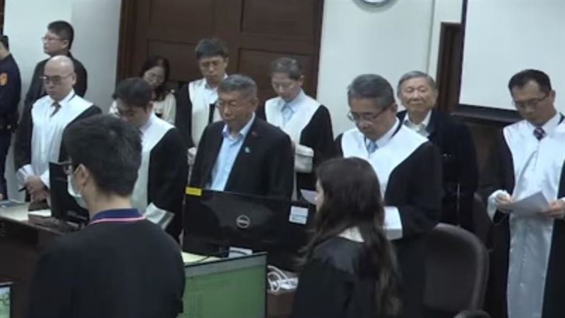 當聽到審判長念收賄罪13年有期徒刑,合併應執行期17年等語,原本嘴角上揚的柯文哲,嘴角漸漸往下。(圖/翻攝自台北地方法院YouTube頻道)