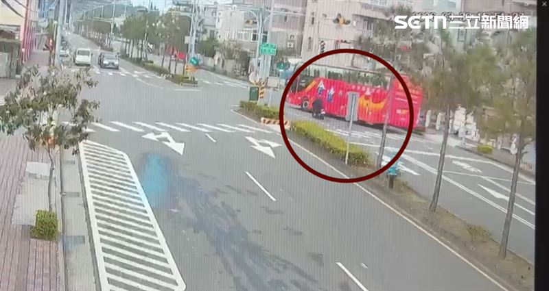 一輛紅色遊覽車發生碰撞，詹男當場倒地並慘遭大客車輪胎「直接輾過腰部」。(圖/翻攝畫面)