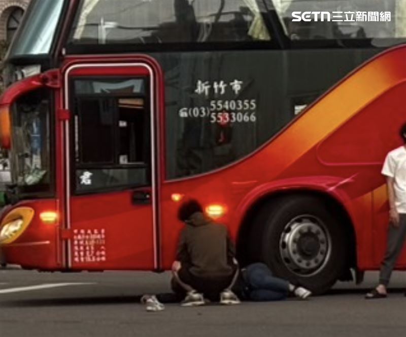 男意識清楚，但神情極度痛苦，自述「腰部被輪胎輾到」。(圖/翻攝畫面)