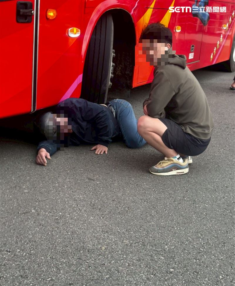 詹男意識清楚，但神情極度痛苦，自述「腰部被輪胎輾到」，檢傷後發現腰部留有輪胎痕。(圖/翻攝畫面)