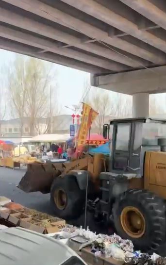 中國北京市房山區的一處傳統農村市集,發生恐怖肆意衝撞案。(圖/翻攝自「李老师不是你老师」X平台)