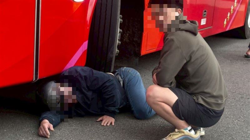 苗栗遊覽車撞騎士「腰留胎痕」險成輪下魂