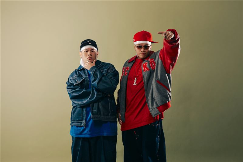 寶寶熊（左）攜手阿跨面（右）推出《饒舌霹靂雙人組》。（圖／少年家有限公司提供）