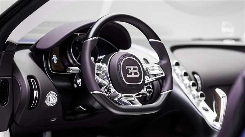 採用雙色皮革搭配紫色點綴與碳纖維材質。(圖/翻攝Bugatti網站)