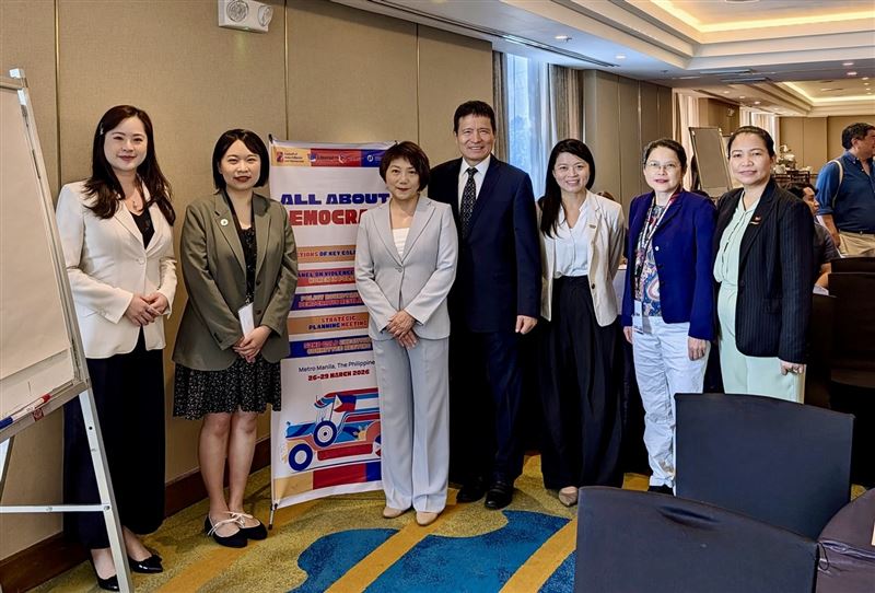 民進黨立委范雲、國際事務部副主任邱雯莉及青年發展部副主任吳奕柔代表出席亞洲自由民主聯盟「全關乎民主」(All About Democracy)論壇暨第52屆執行委員會。(圖/民進黨提供)