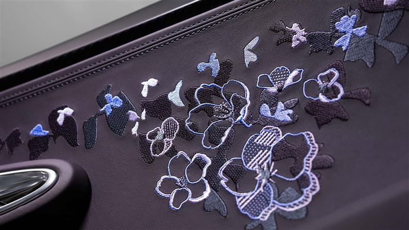 手工多層噴塗工藝繪製花卉漸層圖樣。(圖/翻攝Bugatti網站)