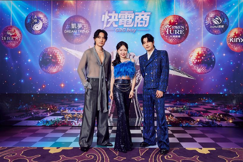 丫頭、森田（右）跟VIC舉辦頒獎典禮，VIC穿透視裝上陣。（圖／快電商提供）