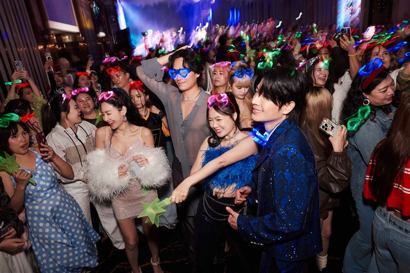 王思佳（左）也現身熱舞。(圖／快電商提供）