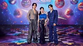 丫頭、森田（右）跟VIC舉辦頒獎典禮。（圖／快電商提供）