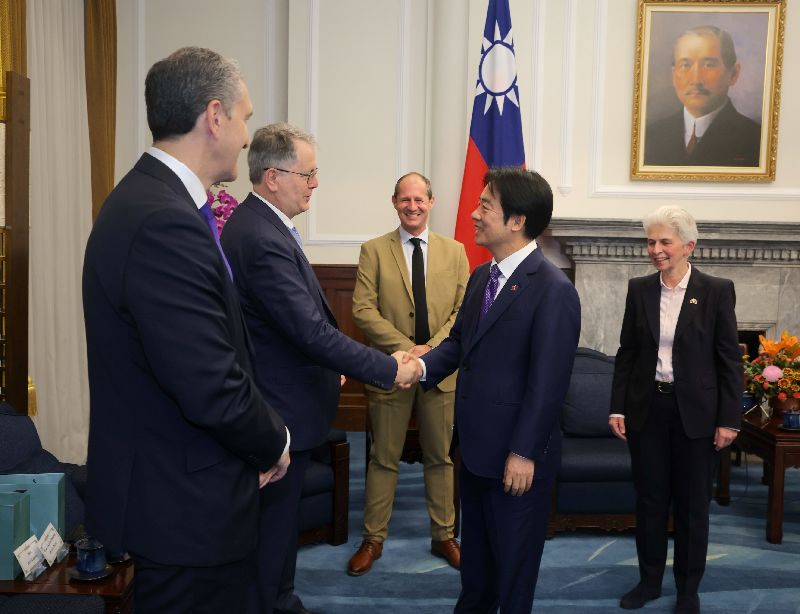 總統賴清德（右2）今年3月在總統府接見歐洲議會安全暨防衛委員會官方代表團，一一向訪團成員問候致意。右為委員會主席齊默曼（Marie-Agnes Strack-Zimmermann）