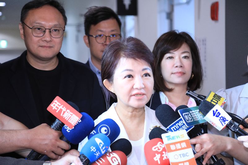 台中市長盧秀燕（前）31日接受媒體聯訪表示，為了台灣的安全、台灣的和平，一定要與人為善、與鄰國為善，不但支持還要給予高度祝福。（圖／中央社）