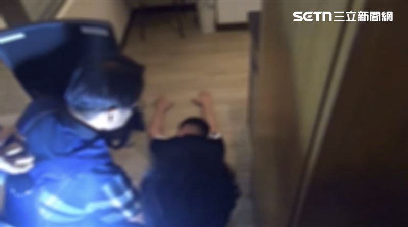 往北逃的槍手，警方確認黃嫌「剛辦好入住」且警覺心最低時，機不可失立即執行部署攻堅。（圖／翻攝畫面）