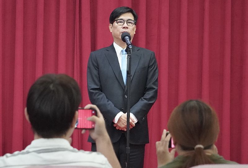 高雄市岡山區碧紅里長李有財等人涉承租廠房非法堆置廢棄物，載往月世界等地棄置。高雄市長陳其邁（中）31日受訪表示，環保局將持續追查不法利得，絕對嚴懲，對於破壞國土保安、環境污染業者，希望法院審理時從重處罰