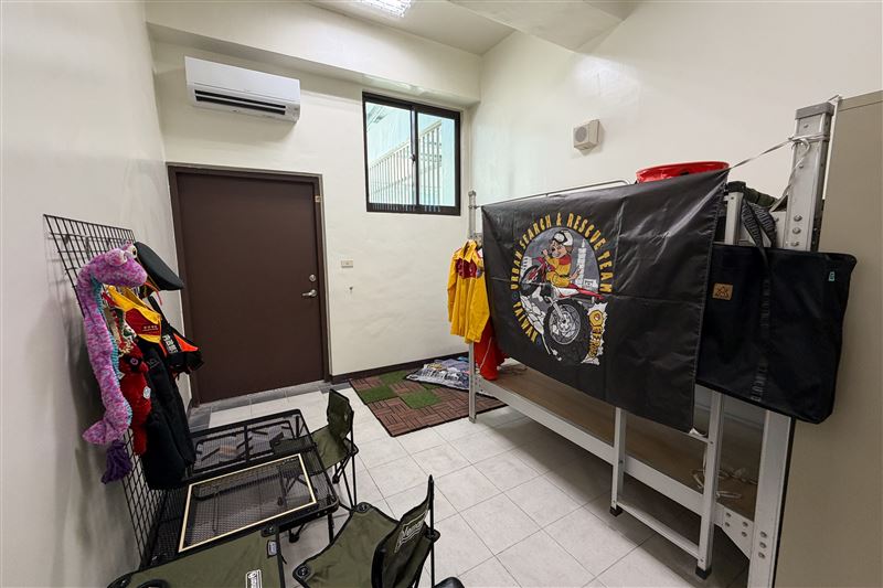 人犬寢室內設有台灣三菱電機捐贈的空調設備,提供穩定舒適的溫控環境,充分展現人寵共好的理念,提升訓練後的休息品質。(圖/品牌業者提供)