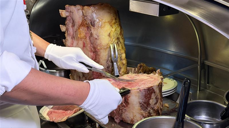 低溫爐烤牛肋排搭配熬煮超過3000天牛肉湯,打造最頂級牛肉麵。(圖/記者賴俊佑攝影)