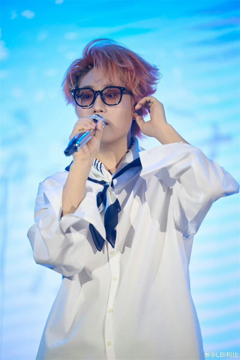 LBI利比以一首〈跳樓機〉爆紅。（圖／翻攝自 LBI利比 微博）
