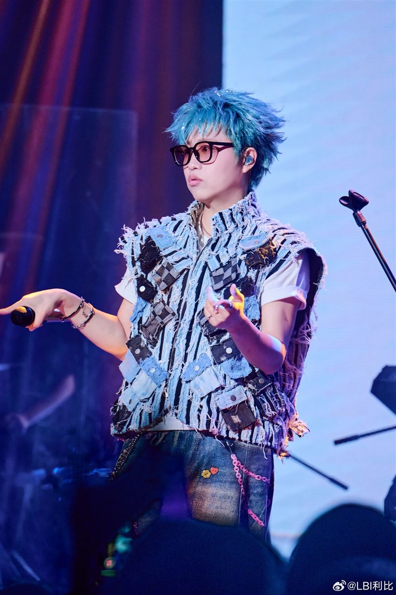 LBI利比以一首〈跳樓機〉爆紅。（圖／翻攝自 LBI利比 微博）