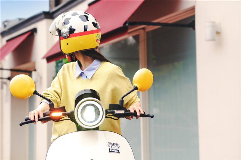 相關配件也同步帶動話題，包括造型踏墊與安全帽都成為搶手單品。（圖／Gogoro提供）