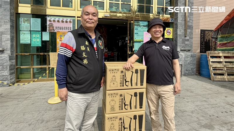 首批白沙屯媽祖隨身組送達苗栗拱天宮，由拱天宮委員駱文楊收下。（圖／翻攝畫面）